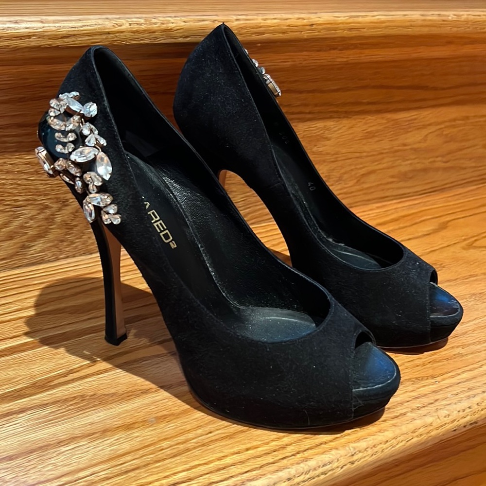 Very stylish open toe pumps